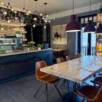 V přízemí domu se nachází populární bistro Topinka.