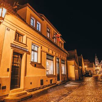 Tři roky trvající rekonstrukce v historickém srdci Českého Krumlova proměnila téměř ztracenou stavbu v unikátní místo, kde se potkává historie s moderním komfortem.