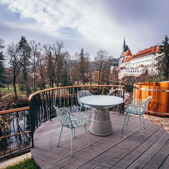 Výhled z apartmánu 3 je stejně úžasný jako z ostatních apartmánů, tedy na řeku Vltavu, městský park a kostel svatého Víta. 
