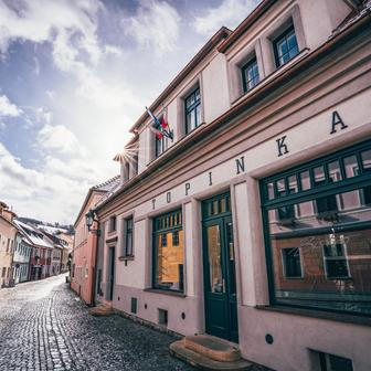 Tento dům dnes není jen opravenou stavbou. Je důkazem, že i v komplikovaných podmínkách historického města lze vytvořit prostor, který respektuje minulost a zároveň mluví jazykem současnosti. 