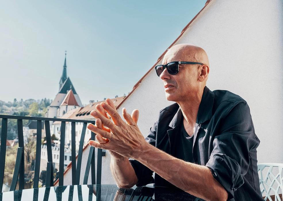 „Nadchlo mě místo nad řekou s úžasným výhledem na park a kostel svatého Víta,“ vzpomíná Jakub Janeček. 