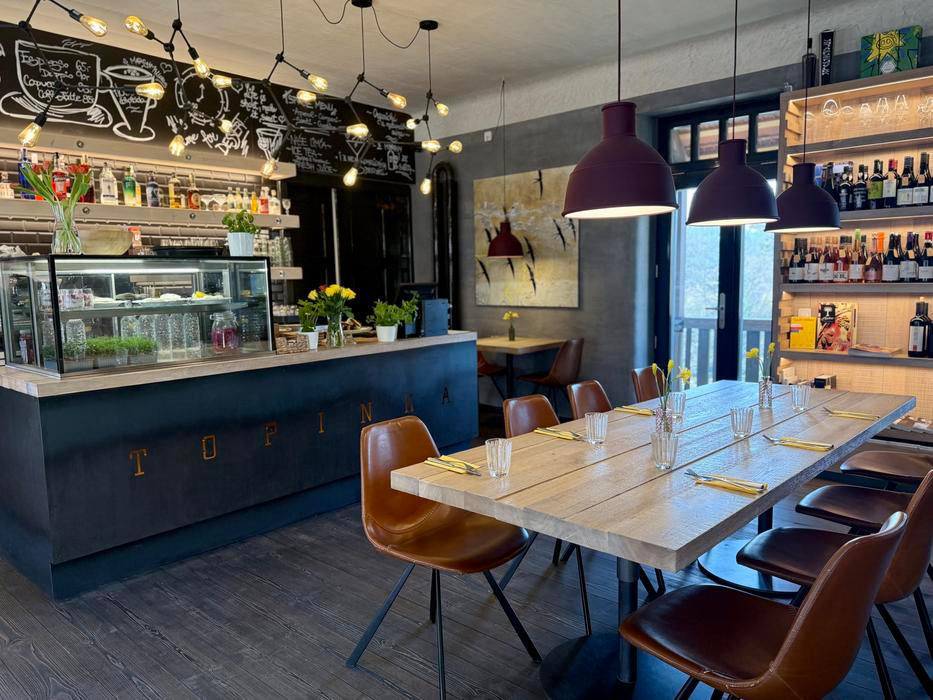 V přízemí domu se nachází populární bistro Topinka.