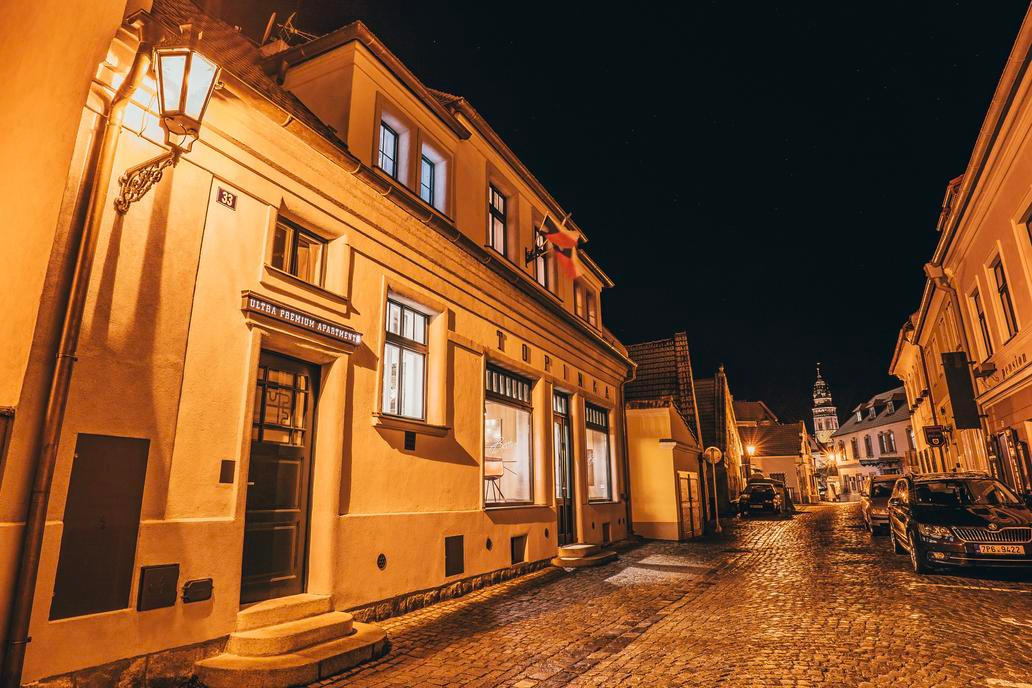 Tři roky trvající rekonstrukce v historickém srdci Českého Krumlova proměnila téměř ztracenou stavbu v unikátní místo, kde se potkává historie s moderním komfortem.