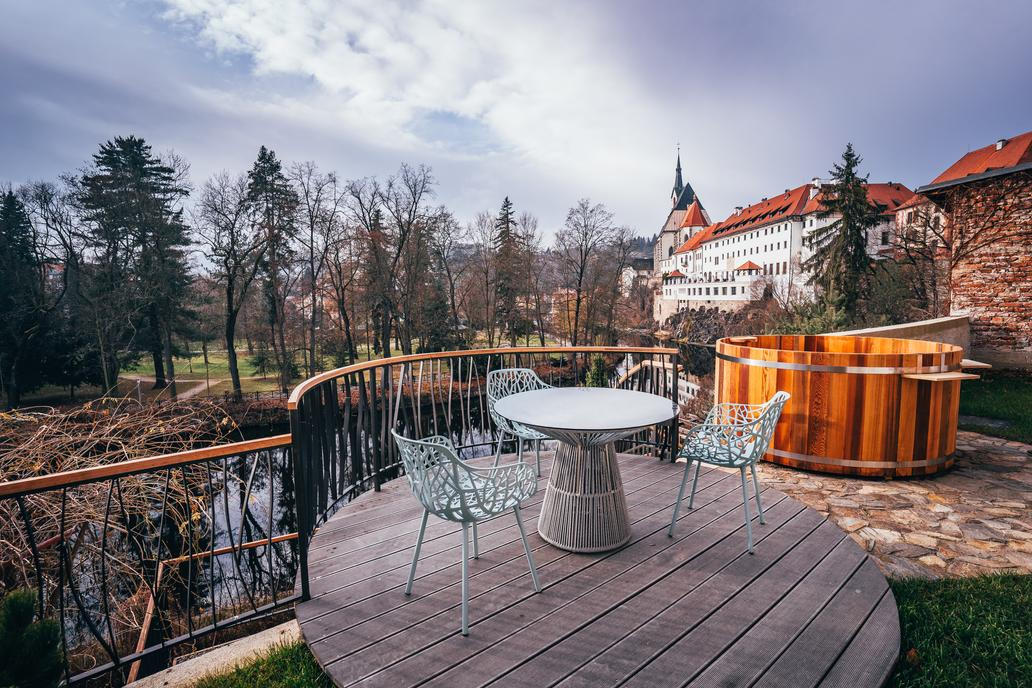 Výhled z apartmánu 3 je stejně úžasný jako z ostatních apartmánů, tedy na řeku Vltavu, městský park a kostel svatého Víta. 