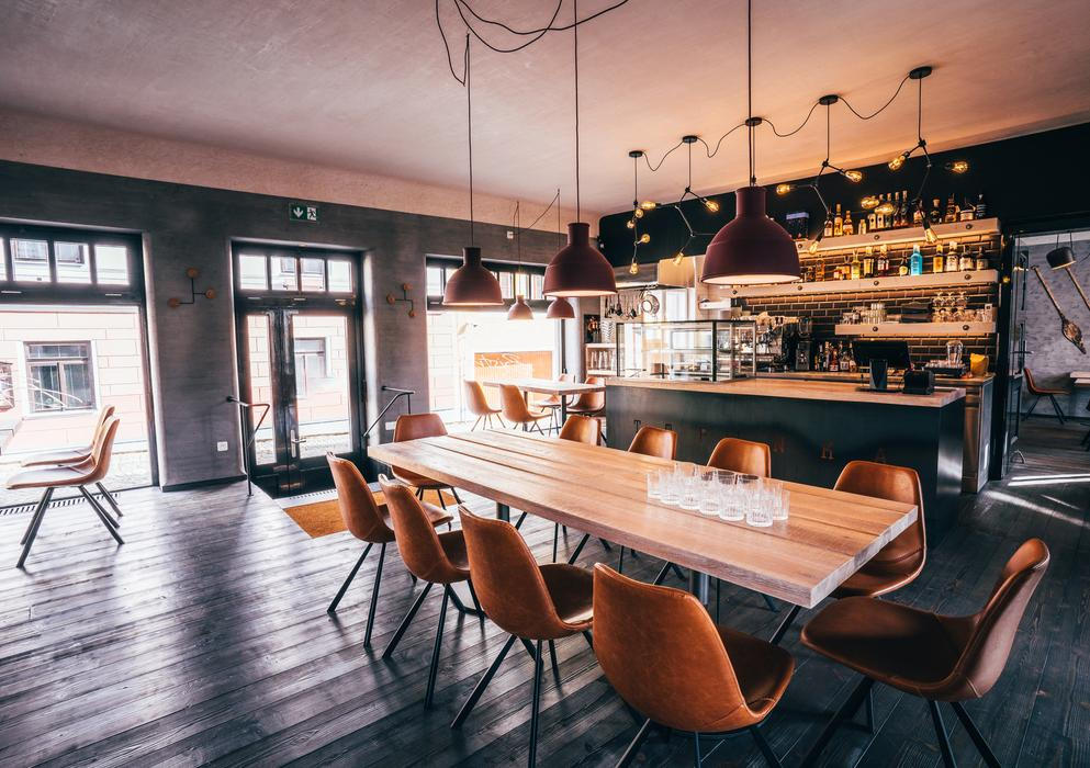 Koncept bistra Topinka, který je součástí projektu UPA, se pohledem trendy a soudobé kuchyně zaměřuje na jeden z nejstarších článků zážitkového stolování – krajíc opečeného chleba.