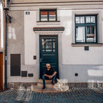 „Dům byl v zuboženém stavu. V přízemí byla otevřena drogerie, kam jsem občas zašel něco koupit ještě předtím, než jsme o dům projevili zájem. V drogérii v zimě ani nefungovalo topení. Zatékalo tam a po první prohlídce jsme navíc zjistili, že v domě chyběly stropy,“ vzpomíná  Jakub Janeček. 
