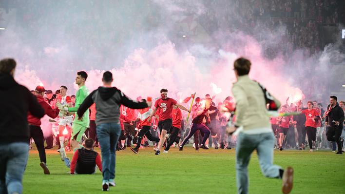 Výtržníci, kteří v nastavení sobotního šlágru ligové nadstavby vtrhli na trávník a napadli několik hráčů Sparty, dostanou doživotní zákaz vstupu na stadion. Jednoho z nich už Slavia takto potrestala.