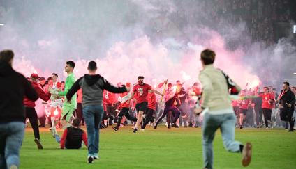 Výtržníci, kteří v nastavení sobotního šlágru ligové nadstavby vtrhli na trávník a napadli několik hráčů Sparty, dostanou doživotní zákaz vstupu na stadion. Jednoho z nich už Slavia takto potrestala.