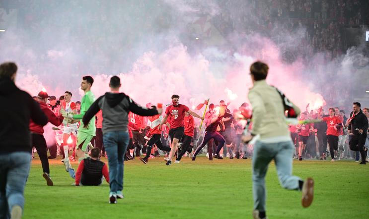 Výtržníci, kteří v nastavení sobotního šlágru ligové nadstavby vtrhli na trávník a napadli několik hráčů Sparty, dostanou doživotní zákaz vstupu na stadion. Jednoho z nich už Slavia takto potrestala.