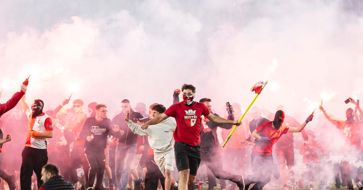 Zvířecí chování fanoušků vrhlo Slavii na divoký východ. Český chaos, žasnou v Evropě