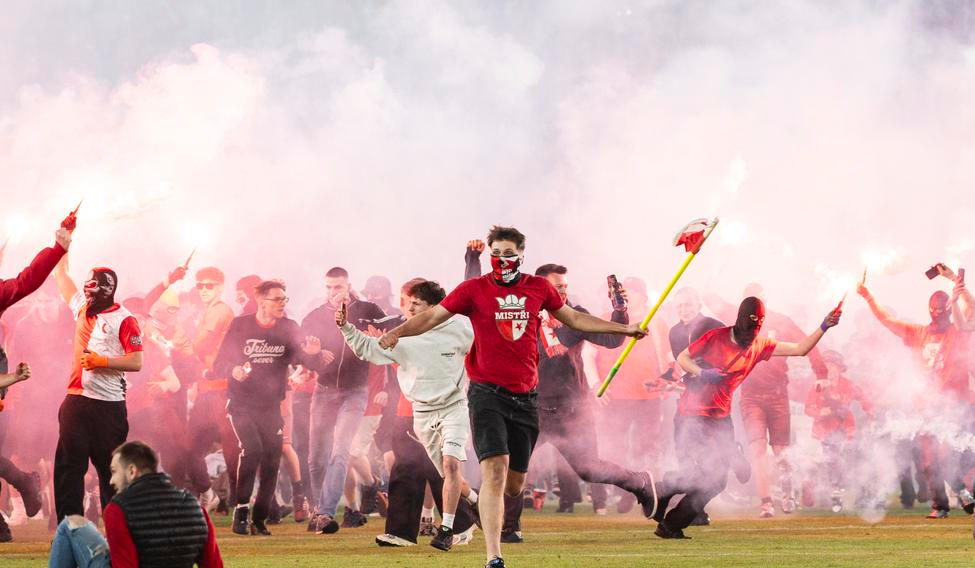 Fanoušci Slavie v pražském derby proti Spartě v nadstavbě ligové sezony 2025/26