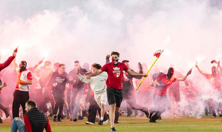 Fanoušci Slavie v pražském derby proti Spartě v nadstavbě ligové sezony 2025/26