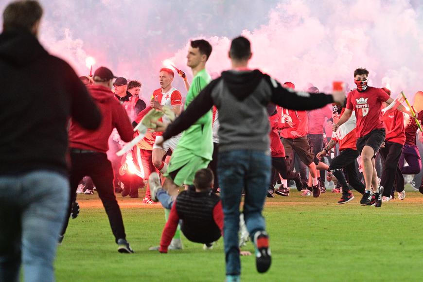 Slavia už zná agresora, co napadl Surovčíka. Dostal doživotí, a to je jen začátek