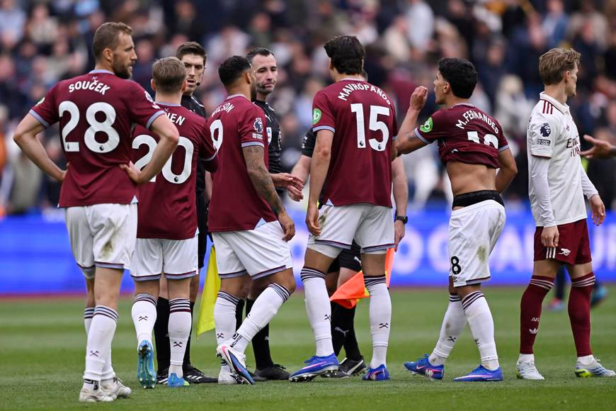 West Ham cítí křivdu. Po kontroverzi je blíž k sestupu a Arsenal k titulu