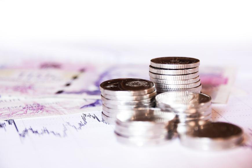 Schodek veřejných financí i vládní dluhy čeká růst, spočítala ČNB
