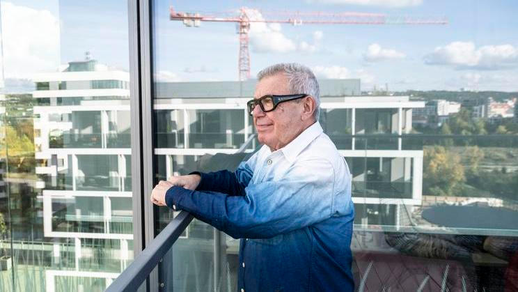 Architekt Daniel Libeskind během své návštěvy Prahy v říjnu 2025, kdy představil svůj návrh budov, které mají být součástí nově vznikající pražské čtvrti Rohan City.
