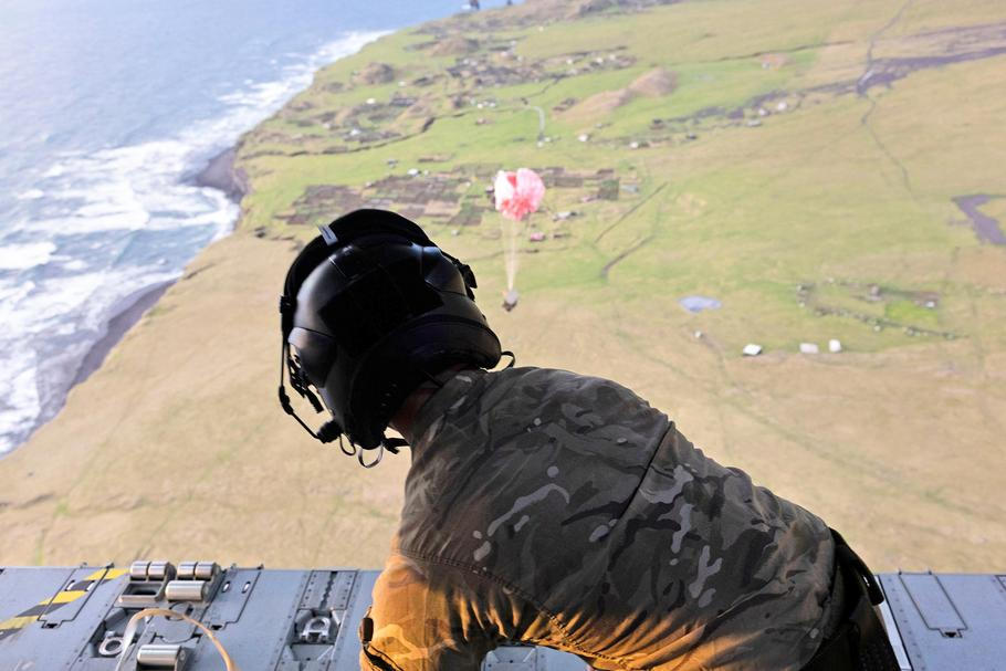 Britské ministerstvo obrany uvedlo, že v sobotu byl z letadla RAF A400M shozen kyslík, přičemž zásoby kyslíku na ostrově byly na „kritické úrovni“.