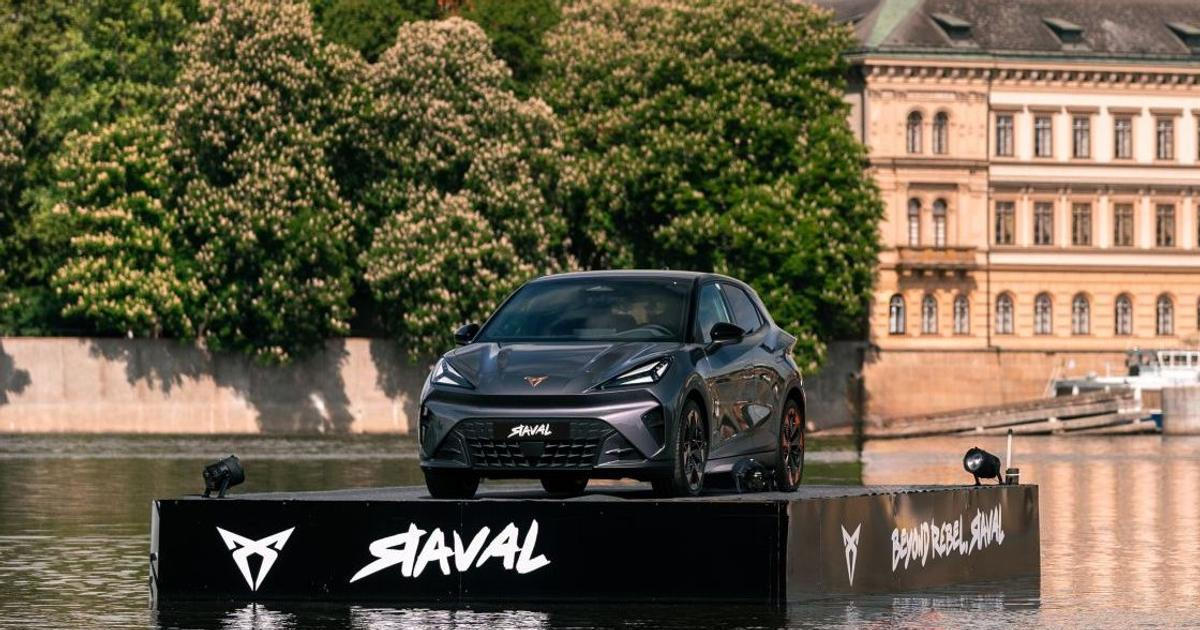 Po Vltavě připlul levný sourozenec Epiqu. Elektrická Cupra Raval má českou cenu