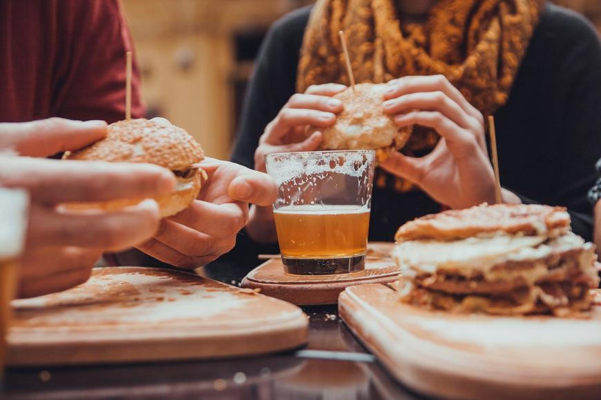 Češi za polední menu platí rekordně: průměr už přesáhl 200 korun
