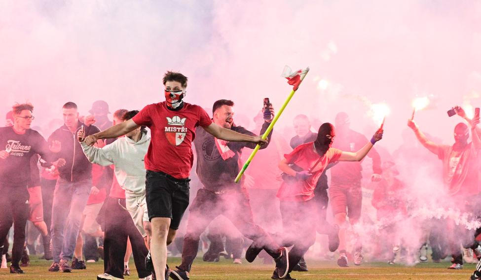 Leckteré diváky ostudného sobotního derby mezi Slavií a Spartou v pražském Edenu mohl zarazit zoufale nízký počet pořadatelů kolem hřiště a především pod tribunou Sever, jejíž fanoušci se o něco později „rozlili“ až na hřiště.