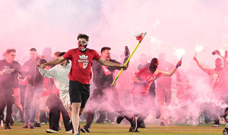 Leckteré diváky ostudného sobotního derby mezi Slavií a Spartou v pražském Edenu mohl zarazit zoufale nízký počet pořadatelů kolem hřiště a především pod tribunou Sever, jejíž fanoušci se o něco později „rozlili“ až na hřiště.