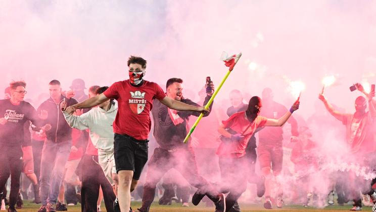 Leckteré diváky ostudného sobotního derby mezi Slavií a Spartou v pražském Edenu mohl zarazit zoufale nízký počet pořadatelů kolem hřiště a především pod tribunou Sever, jejíž fanoušci se o něco později „rozlili“ až na hřiště.
