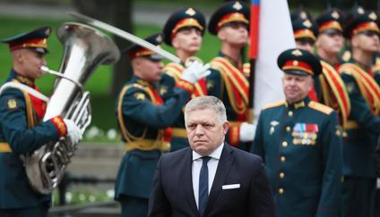 Slovenský premiér Robert Fico byl v Moskvě na Den vítězství už loni. Letos se neúčastnil vojenské přehlídky, položil pouze věnec k hrobu neznámého vojína a uctil památku vojáků minutou ticha.