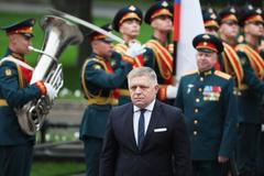 Slovenský premiér Robert Fico byl v Moskvě na Den vítězství už loni. Letos se neúčastnil vojenské přehlídky, položil pouze věnec k hrobu neznámého vojína a uctil památku vojáků minutou ticha.