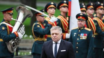 Slovenský premiér Robert Fico byl v Moskvě na Den vítězství už loni. Letos se neúčastnil vojenské přehlídky, položil pouze věnec k hrobu neznámého vojína a uctil památku vojáků minutou ticha.