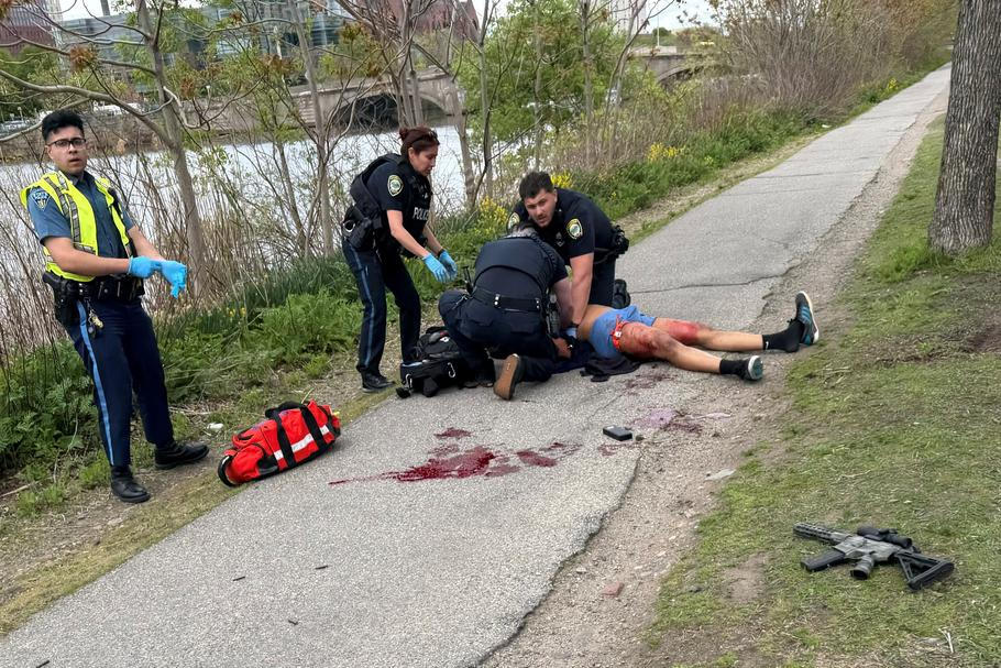 Muž, který byl spatřen při střelbě na Memorial Drive, je ošetřován policisty v Cambridgi ve státě Massachusetts, 11. května 2026.