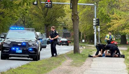 Muž, který byl spatřen při střelbě na Memorial Drive, je ošetřován policisty v Cambridgi ve státě Massachusetts, 11. května 2026.