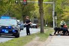 Muž, který byl spatřen při střelbě na Memorial Drive, je ošetřován policisty v Cambridgi ve státě Massachusetts, 11. května 2026.