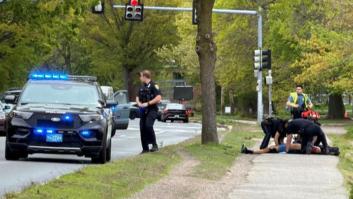 Muž, který byl spatřen při střelbě na Memorial Drive, je ošetřován policisty v Cambridgi ve státě Massachusetts, 11. května 2026.