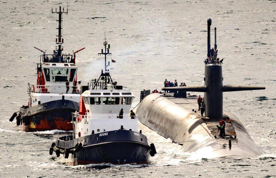 Strategická ponorka třídy Ohio je navigována do Gibraltaru.