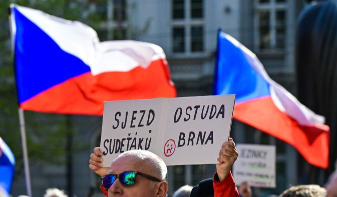 protest, shromáždění proti konání sjezdu sudetských Němců, česká vlajka