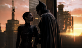 Zoë Kravitzová a Robert Pattinson ve filmu Batman (2022).