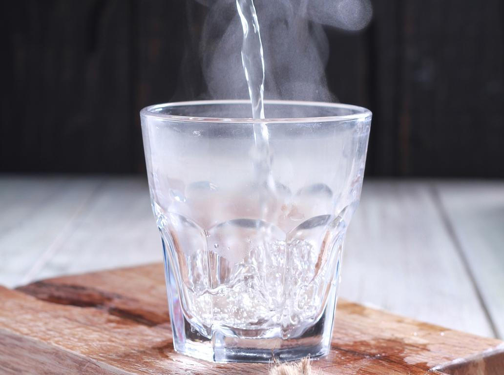Sklenice s horkou vodou dokáže po ránu zázraky. Pozor ale na správnou teplotu. Voda