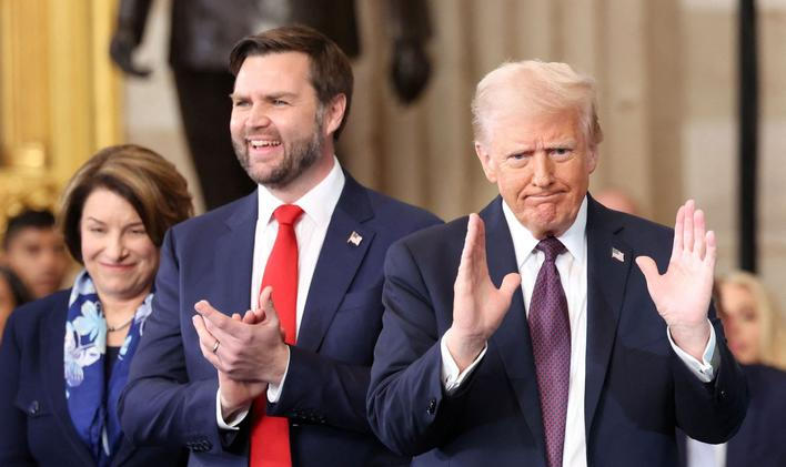 K Trumpově výhře v prezidentských volbách v roce 2024 velkou měrou přispěl jeho slib, že sníží inflaci. Nyní jsou však Američané nespokojení s jeho ekonomickou politikou a mnozí prezidenta viní z vysokých cen na čerpacích stanicích.