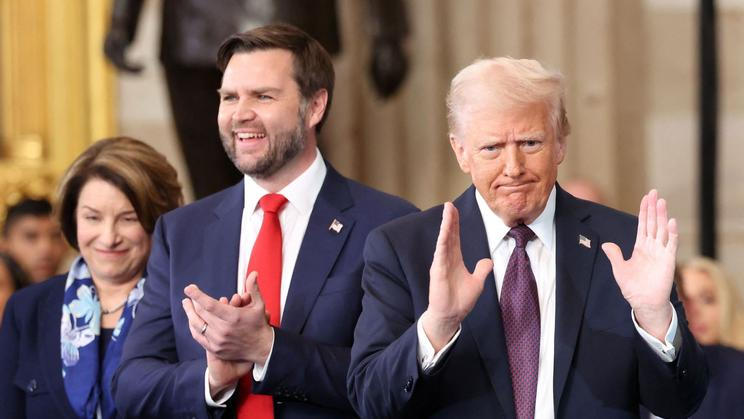 K Trumpově výhře v prezidentských volbách v roce 2024 velkou měrou přispěl jeho slib, že sníží inflaci. Nyní jsou však Američané nespokojení s jeho ekonomickou politikou a mnozí prezidenta viní z vysokých cen na čerpacích stanicích.
