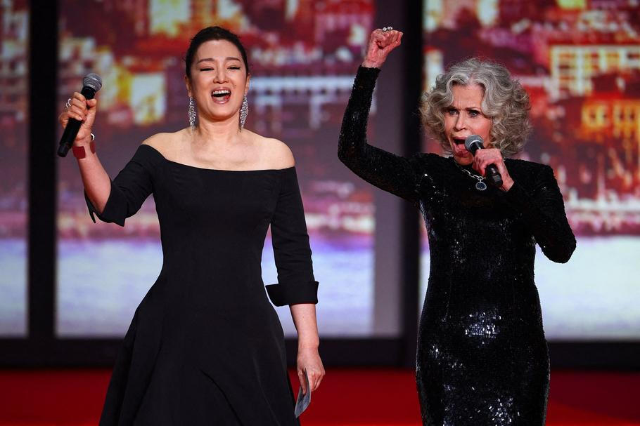 Herečky Gong Li a Jane Fonda na pódiu při zahájení festivalu v Cannes (12. května 2026).