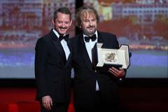 Novozélandský režisér Peter Jackson přebírá čestnou Zlatou palmu od Elijaha Wooda při zahájení festivalu v Cannes (12. května 2026).