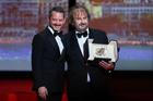Novozélandský režisér Peter Jackson přebírá čestnou Zlatou palmu od Elijaha Wooda při zahájení festivalu v Cannes (12. května 2026).
