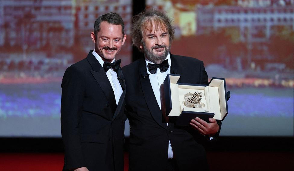 Novozélandský režisér Peter Jackson přebírá čestnou Zlatou palmu od Elijaha Wooda při zahájení festivalu v Cannes (12. května 2026).