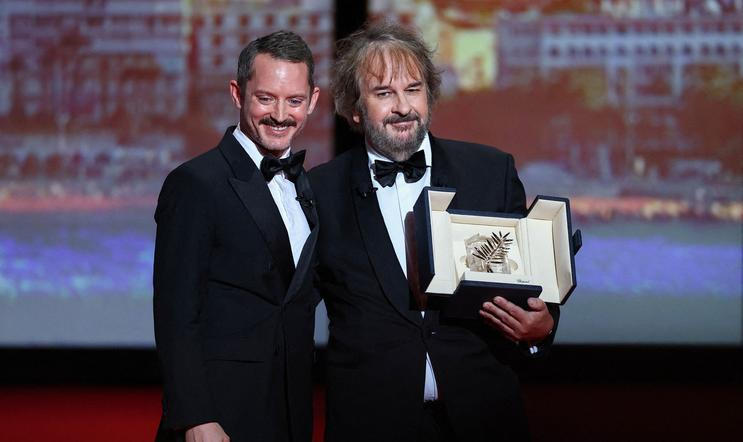 Novozélandský režisér Peter Jackson přebírá čestnou Zlatou palmu od Elijaha Wooda při zahájení festivalu v Cannes (12. května 2026).