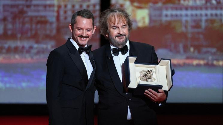 Novozélandský režisér Peter Jackson přebírá čestnou Zlatou palmu od Elijaha Wooda při zahájení festivalu v Cannes (12. května 2026).