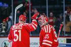 Útočník Austin Watson a brankář Michal Postava v dresu Grand Rapids Griffins