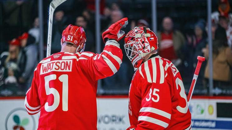 Útočník Austin Watson a brankář Michal Postava v dresu Grand Rapids Griffins