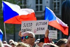 protest, shromáždění proti konání sjezdu sudetských Němců, česká vlajka