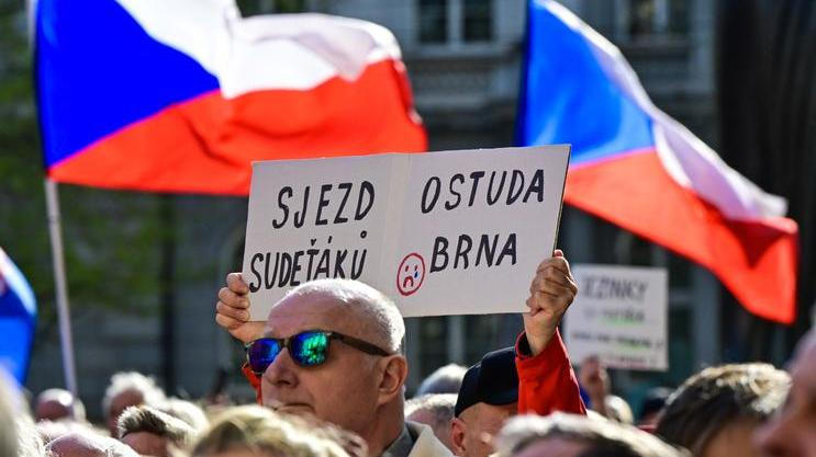 protest, shromáždění proti konání sjezdu sudetských Němců, česká vlajka