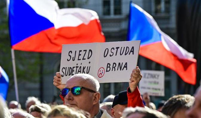 protest, shromáždění proti konání sjezdu sudetských Němců, česká vlajka